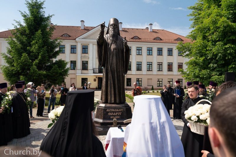 У цэнтры Гродна паставілі чатырохметровы помнік мітрапаліту Філарэту