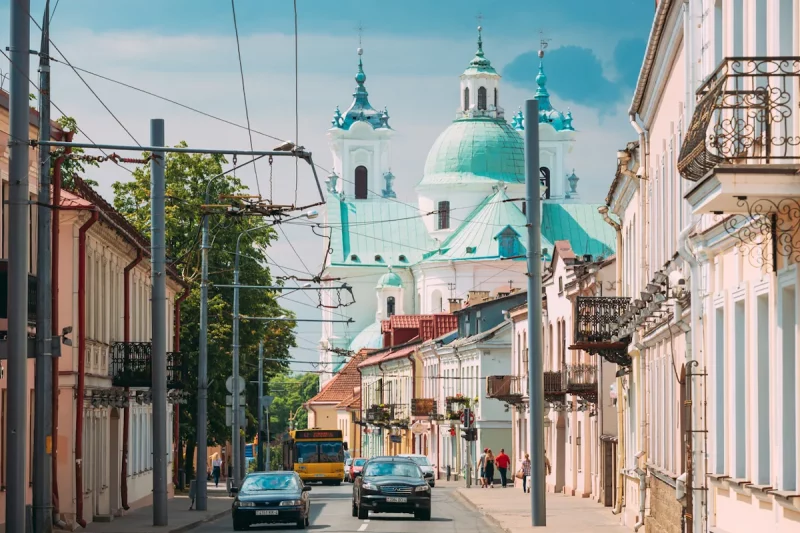 Вуліца Маркса, гістарычны цэнтр Гродна, транспарт, фарны касцёл. Фота: iStock