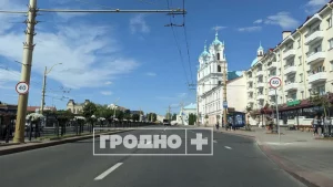 На адной з "праблемных" вуліц у цэнтры Гродна абмежавалі хуткасць Месца, дзе абмежавалі хуткасць на вул. Баторыя. Фота: "Гродна Плюс"