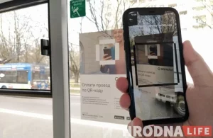 У салоне гродзенскага аўтобуса пасажыр аплачвае праезд з дапамогай дадатку і QR-кода. Фота з архіву Hrodna.life