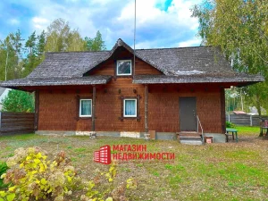 Хутар у вёсцы Загорнікі пад Гроднам. Драўляны дом з саламяным дахам, акружаны дрэвамі і травяністым дваром.