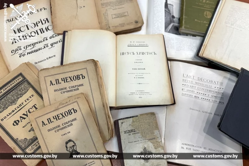 Іншаземец спрабаваў вывезці з Беларусі рэдкія кнігі і старажытную швейную машынку - перашкодзілі гродзенскія мытнікі