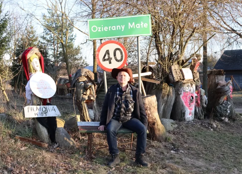 Лешэк Скродский ля паказальніка з назвай вёскі. Фота: Hrodna.life / MOST