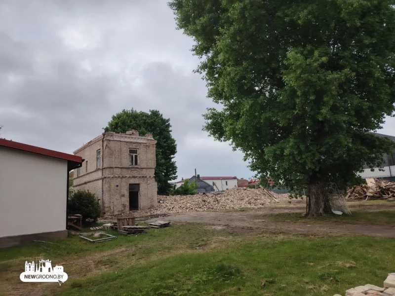 Рэканструкцыя па-гродзенскі: стогадовы дом у цэнтры Гродна разабралі на цэглу
