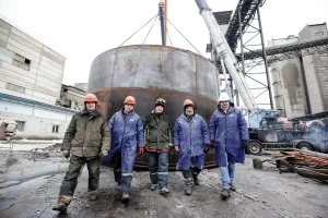 Брыгада рамонтнікаў УП «Цэмбуд» ААТ «Краснасельскбудматэрыялы». Фота: sb.by