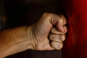 насилие, удар