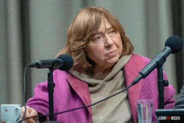 Размаўляць на роднай мове, мове ворага і мове суседа — нармальна ў XXI стагоддзі. Чаму не мае рацыі Кіркевіч, калі спрабуе дэкаланізаваць Алексіевіч