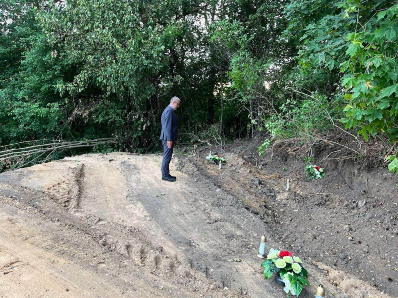 Часовы павераны ў справах Польшчы ў Беларусі Марцін Вайцэхоўскі на месцы зруйнаванага пахавання ў Мікулішках. 2022 год. 