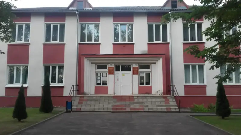 «Адпачываў там з кентамі». У аграгарадку Смаргонскага раёна закрылі адзіны сельскі клуб, жыхарам сітуацыя не падабаецца Сельский клуб