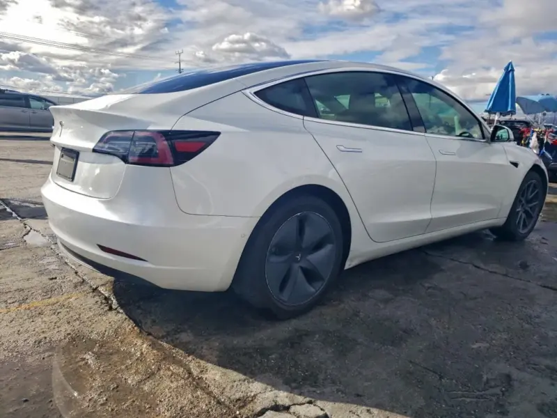 “Джон Уік прыйдзе па цябе”. Амерыканец разбіў сваю Tesla, а праз год знайшоў яе ў Беларусі - і мог дыстанцыйна ёй кіраваць