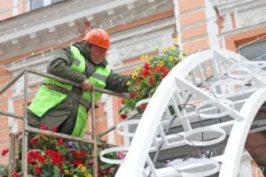 «Прыбралі мяшчанства». Кветкавыя аркі з вуліцы Савецкай прыбяруць — але пакуль не ўсе