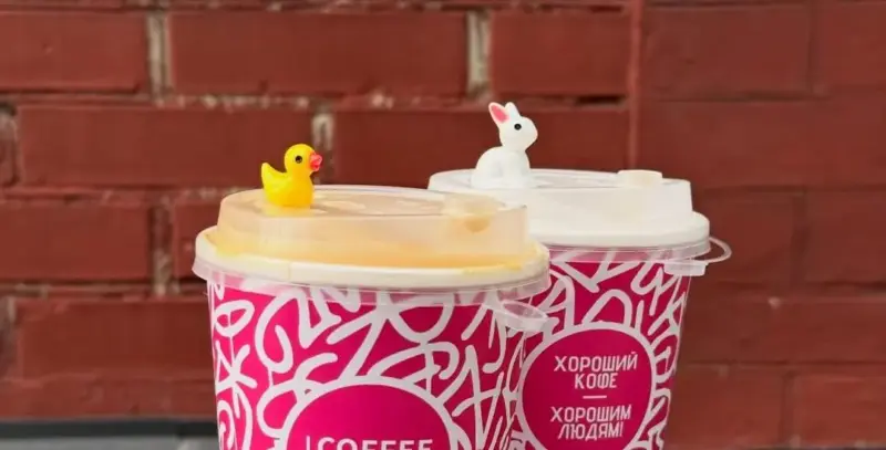 Стылізаваныя крышкі ў спэшалці-кавярні Coffee Shop. Фота: Instagram установы