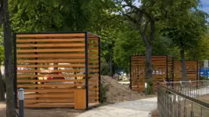 У скверы на Дарвіна працягваецца дабраўпарадкаванне. Гродзенцы зноў раскрытыкавалі новыя альтанкі і агароджу Сквер Дарвина