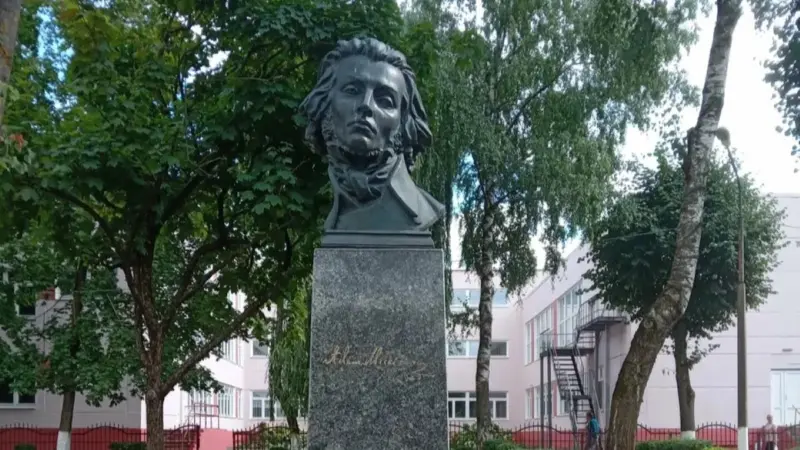 Гедымін, авіятары, паўстанцы і адзін Ленін: даследавалі помнікі беларускіх гарадоў - чым вылучаецца Ліда 