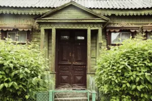 Галовы львоў, прылады лесарубаў і таямнічыя надпісы: якія "сакрэтныя" сімвалы можна ўбачыць на фасадах гродзенскіх будынкаў? Гродзенскі Новы Свет. Фота з архіва Hrodna.life