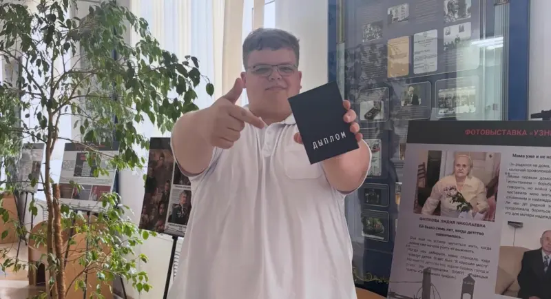 Рэпер Пазнякс з Гродна скончыў універсітэт — і пахваліўся дыпломам у сацсетках Рэпер Пазнякс з Гродна скончыў універсітэт — і пахваліўся дыпломам у сацсетках