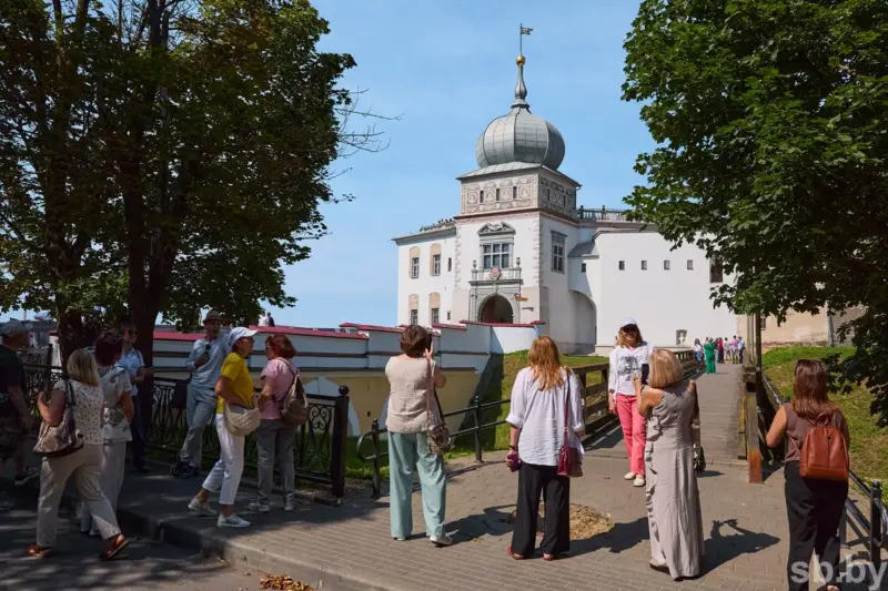 Туристы в Гродно смотрят на Старый замок. Фото: СБ