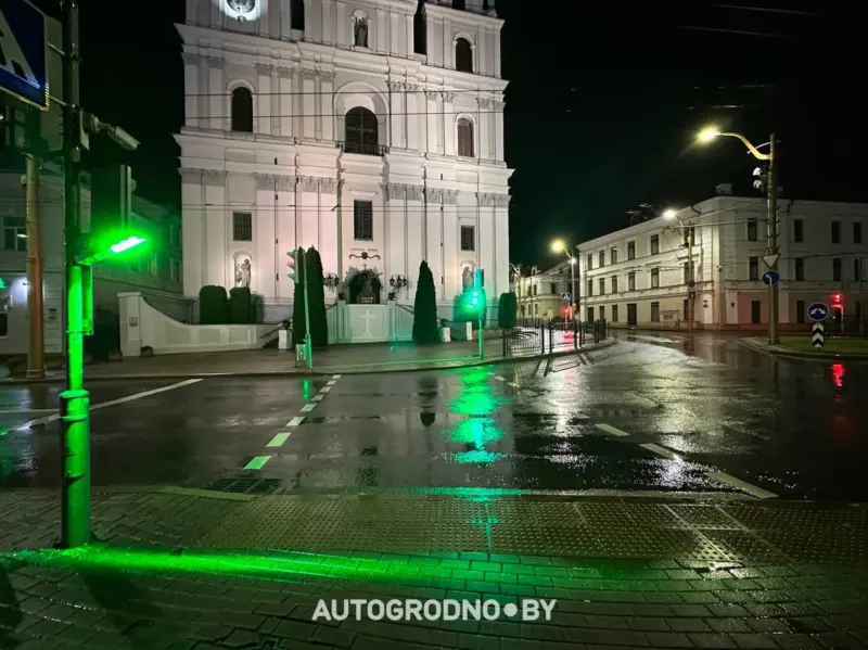 Першы ў горадзе. Каля Фарнага касцёла сігнал святлафора цяпер праецыруюць проста на тратуар переход фарный