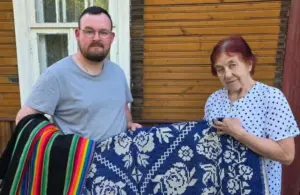 Жыхарка вёскі перадала Індурскаму цэнтру культуры даматканыя дываны 1960-га года - вырабы выткала яе маці